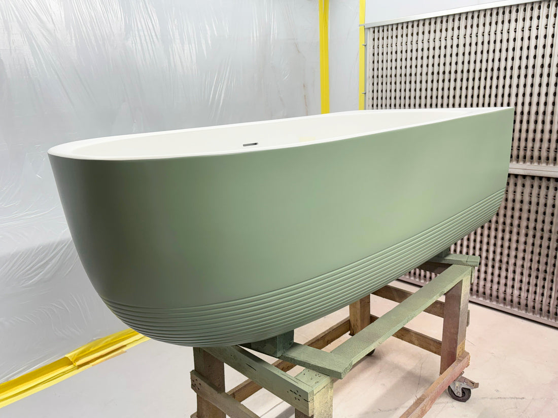 Vasca da bagno Forma Aquae nella cabina di verniciatura